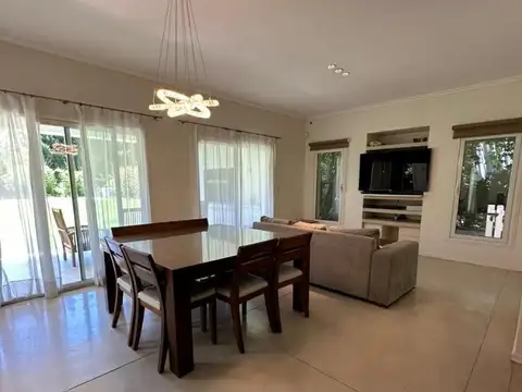 Casa en Alquiler con 3 cocheras
