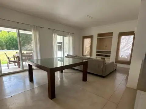 Casa 4 ambientes con 3 baños