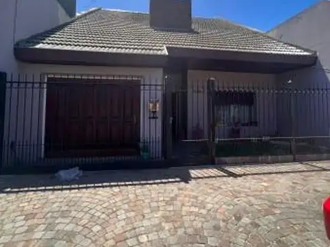 Casa en Ramos Mejia, tres ambientes.