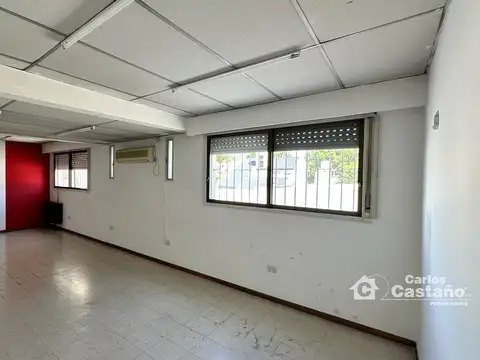 Gran Oficina/Local en PA, 7 Amb. Sobre Av. Maipú