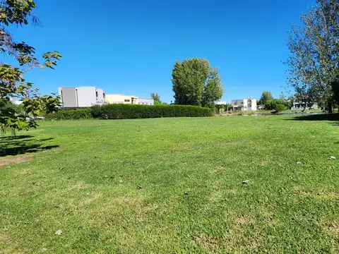 LOTE  CON PLAYA A LA LAGUNA NORTE