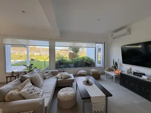 Casa en Venta con 4 cocheras