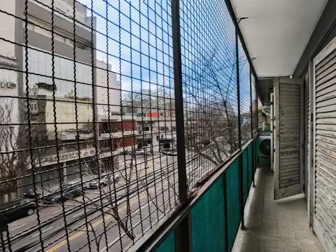 Vendo en Boedo. Amplio Semipiso de 4 Ambientes al frente con balcón corrido.