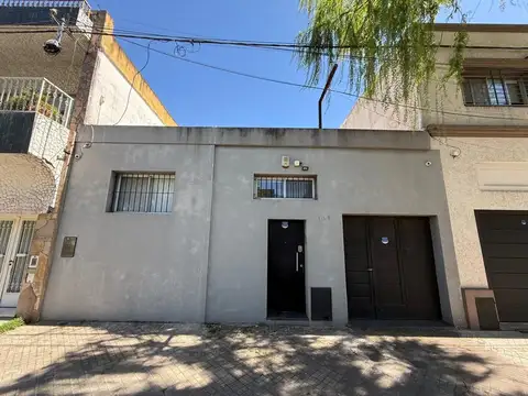 VENTA CASA/LOTE - PATIO/COCHERA A RECICLAR  AGOTE