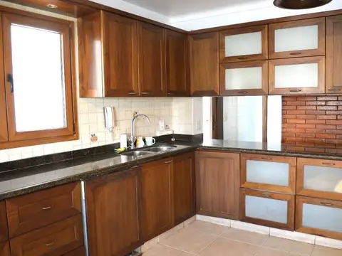 Casa 12 ambientes con 4 baños