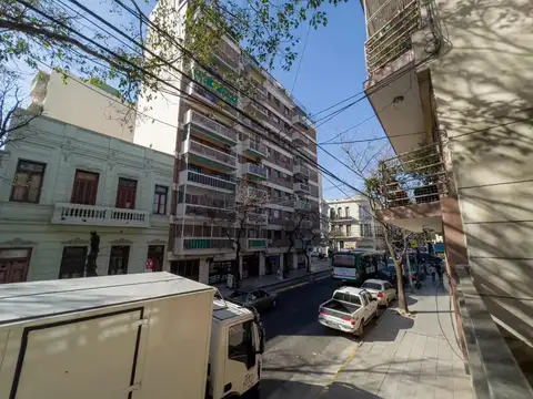 Departamento de 3 ambientes al frente con Balcón, dos baños.