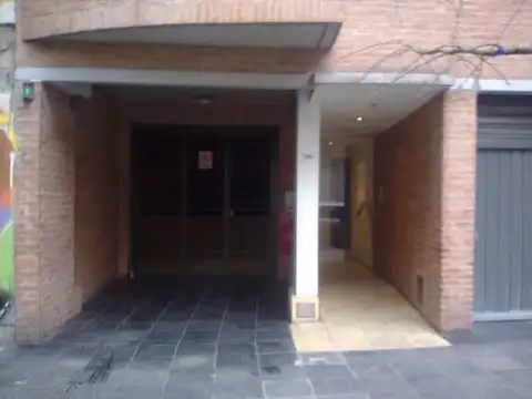 ALQ. 2 AMBIENTES FRENTE BALCON $ 800000 POR TODO CONCEPTO