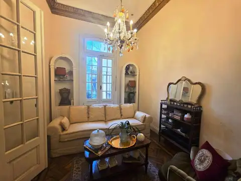 HERMOSA CASA DE ESTILO C/ JARDINES EN 2 PLTAS - 500 m2