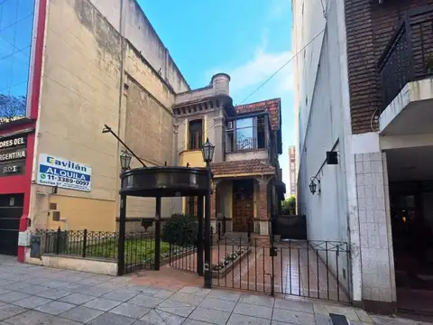 HERMOSA CASA DE ESTILO C/ JARDINES EN 2 PLTAS - 500 m2