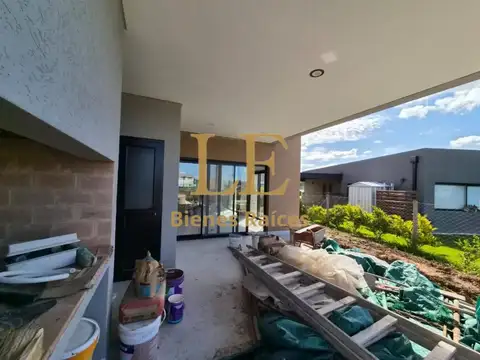 Casa en Venta con 4 cocheras