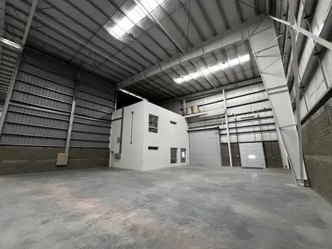 Deposito 2.060m² sobre 5.000m² de terreno, Plaza Industrial Escobar. Loma Verde.