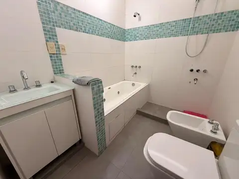 Casa 6 ambientes con 2 baños