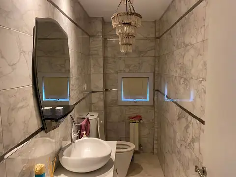 Casa 8 ambientes con 4 baños