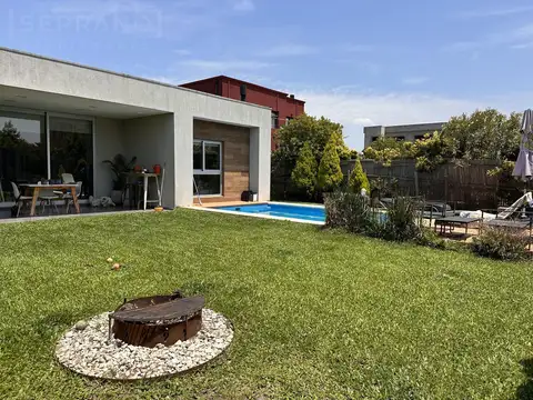 Casa en venta de 3 ambientes con jardín y pileta en Vila Marina 1, Villanueva. Tigre
