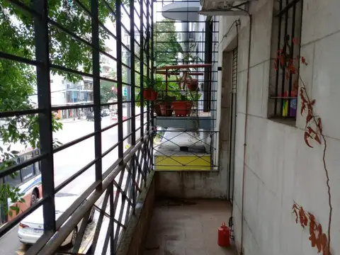 3 AMBIENTES PH , SIN EXPENSAS ,PRIMER PISO POR ESCALERA  AL FRENTE CON BALCON S/ AVDA MARTIN GARCIA