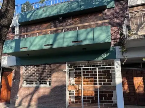 Venta Casa de 4 ambientes con garaje, terraza en Versalles