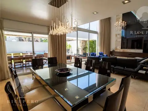 Casa en Venta con 4 cocheras