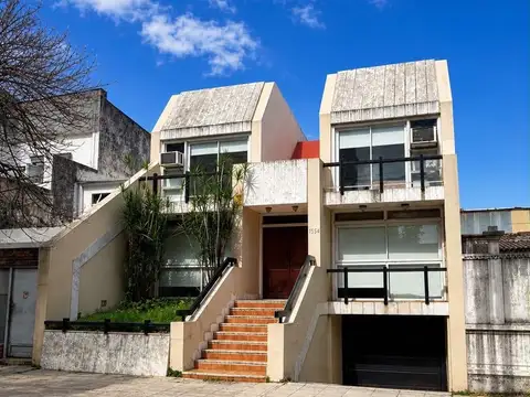   Se Vende Hermosa Casa de 280m2 cubiertos en 2 plantas con Quincho