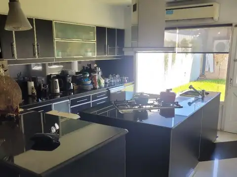 Casa en Venta con 3 cocheras
