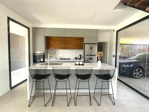 Casa 6 ambientes con 3 baños