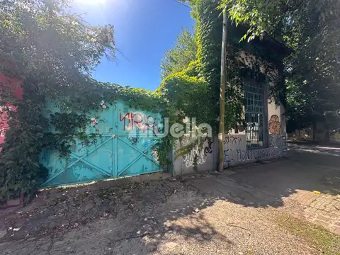 Esquina comercial 586 m² - local + galpón + patio - 115 y 63 - Ideal desarrollo