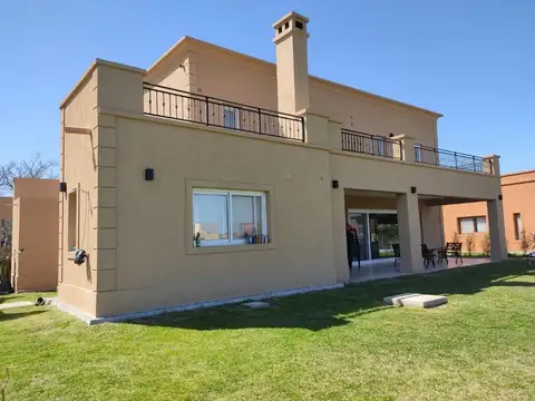 Casa 4 ambientes con 4 baños