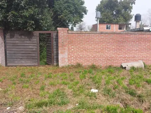 lote  baldio  con paredon y orton