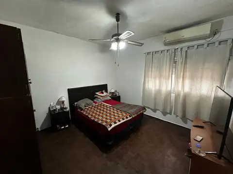 CASA AL FRENTE EN VENTA DOS DORMITORIOS PATIO