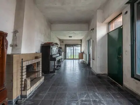Casa. 4 Amb. Lote 50m. Jardin. A refaccionar. Villa Devoto. Av. Mosconi 4177