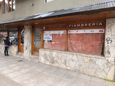 FINA PATAGONIA. Local comercial en alquiler ubicado en San Martin de los Andes