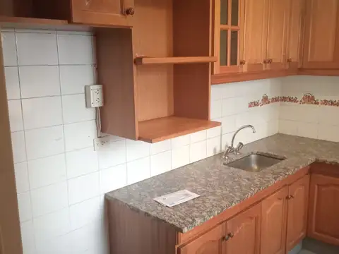 Cómodo 3 amb en buen estado en pleno centro. SE VENDE ALQUILADO C/CONTRATO VIGENTE
