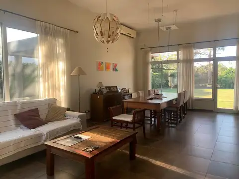 Venta casa 5 dormitorios, cochera doble, jardín y pileta - AV. REAL 9516