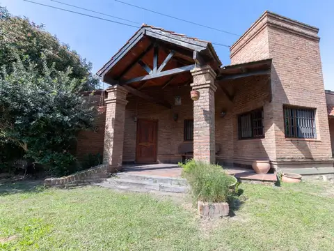 Casa 8 ambientes con 3 baños