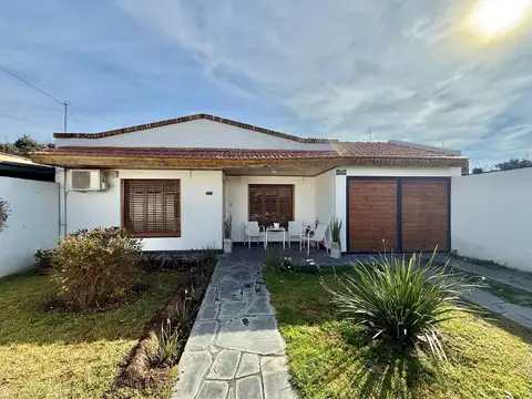 VENTA- Casa de 2 dormitorios, cochera y jardín- Centro, Cañada de Gómez