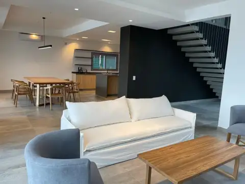 Casa 9 ambientes con 5 baños