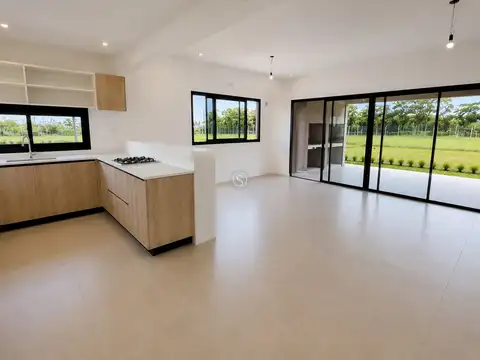 Casa en Alquiler con 3 cocheras