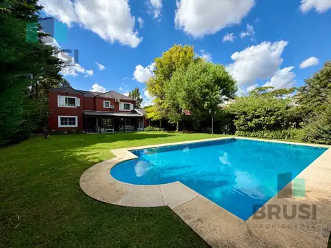 Casa en Venta con 3 cocheras