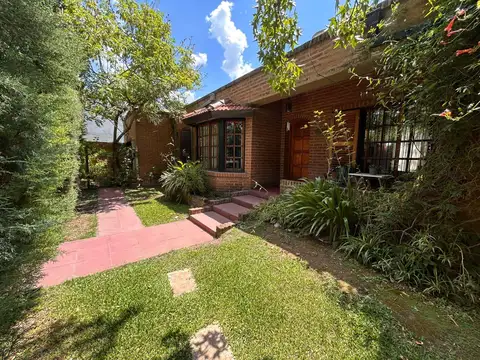 Venta casa 4 ambientes con departamento y pileta