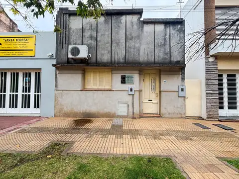 Casa + salón multiuso sobre Av. Italia