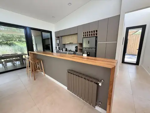 Casa 4 ambientes con 3 baños