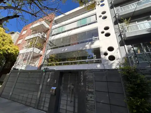 Piso de 4 ambientes en el Centro de Martínez, con parrilla propia, cochera y baulera, bajas expensas