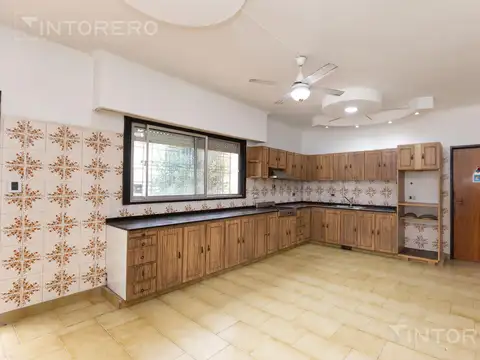VENTA CASA 5 AMBIENTES JARDIN PARRILLA COCHERA - ACEPTA PERMUTA