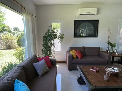 Casa en Alquiler con 2 cocheras
