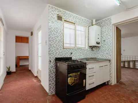 Casa venta centro Rosario de 2 plantas con doble ingreso, patio y ambientes adaptables a refaccionar