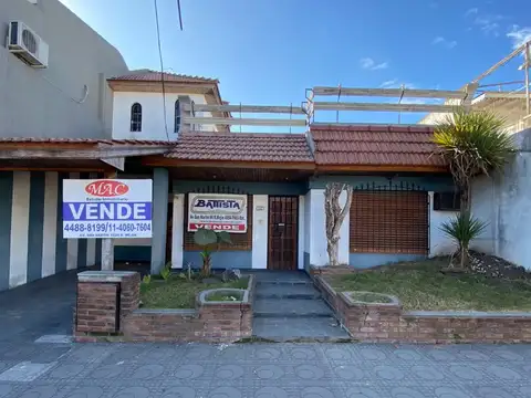 Casa 4 ambientes . Lote propio 10x30