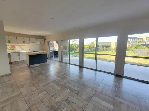 Pilar del Este. B°C° San Eduardo . Venta Casa 3 dormitorios .