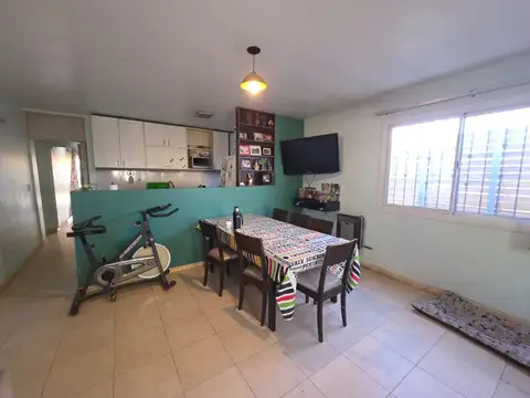 Casa 8 ambientes con 2 baños