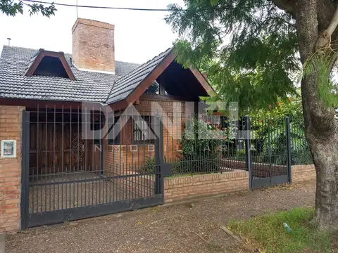 HERMOSO CHALET DE CATEGORIA A SOLO 4 CUADRAS DE LA ESTACION DE PADUA  