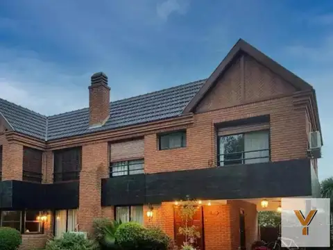 Casa en venta - 5 Dormitorios 5 Baños - Cochera - 420Mts2 - Esteban Echeverría