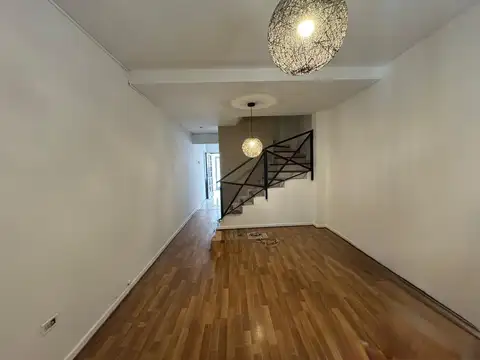 Triplex 4 amb con pequeño patio y cochera   en alquiler   San Justo Centro